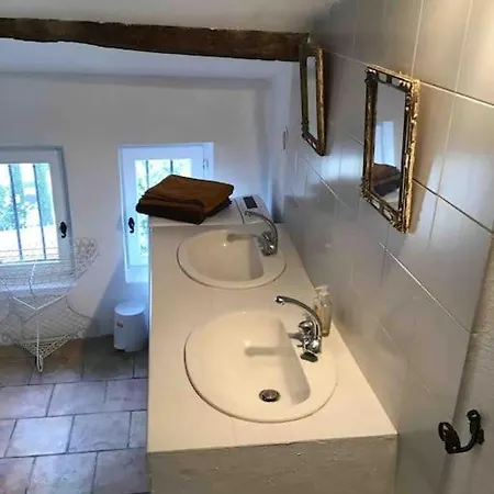 Апартаменты Uzes Proche,charmant Pied A Terre Avec Terrasse