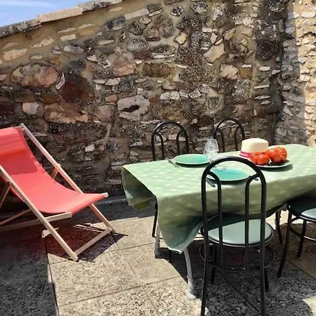 Апартаменты Uzes Proche,charmant Pied A Terre Avec Terrasse *