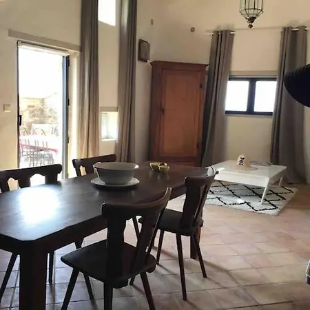 Апартаменты Uzes Proche,charmant Pied A Terre Avec Terrasse