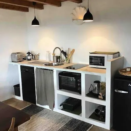 Апартаменты Uzes Proche,charmant Pied A Terre Avec Terrasse