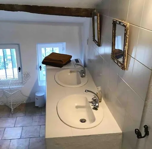 Апартаменты Uzes Proche,charmant Pied A Terre Avec Terrasse