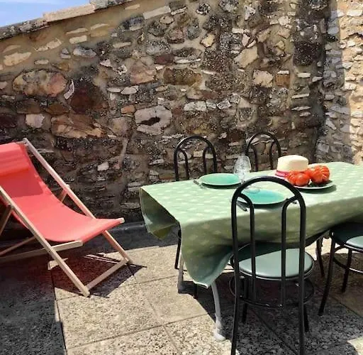 Апартаменты Uzes Proche,charmant Pied A Terre Avec Terrasse *