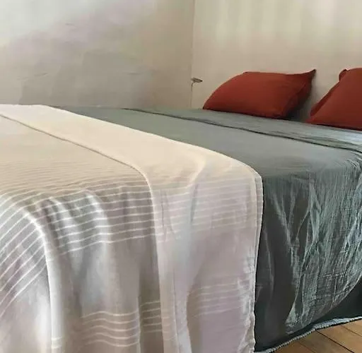 Апартаменты Uzes Proche,charmant Pied A Terre Avec Terrasse