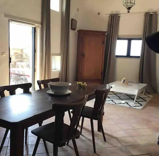 Апартаменты Uzes Proche,charmant Pied A Terre Avec Terrasse
