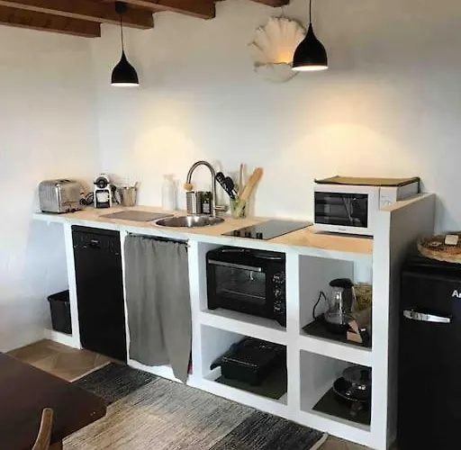 Апартаменты Uzes Proche,charmant Pied A Terre Avec Terrasse